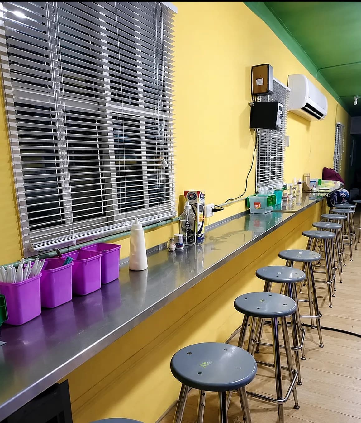 Interior de El Camioncito — taburete y barra